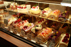 パティスリークプル 店内のカウンター席とショーケース1