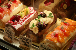 パティスリークプル 店内のカウンター席とショーケース2